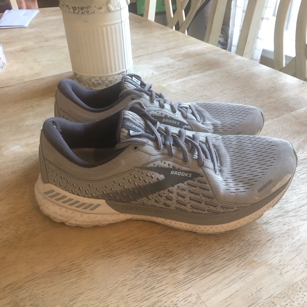 Women’s Brooks Adrenaline GTS 21 running shoe size 10